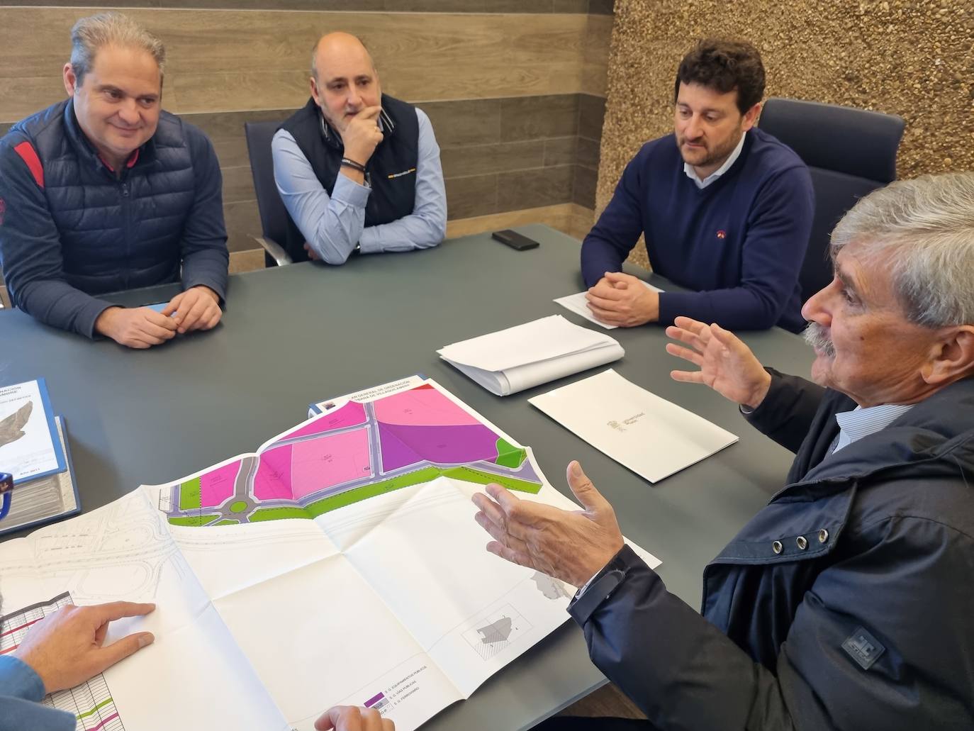 El alcalde del municipio y el rector mantienen un encuentro para estudiar la posible cesión de terrenos anexos a la ronda para instalar en ellos una hipotética facultad de Medicina.