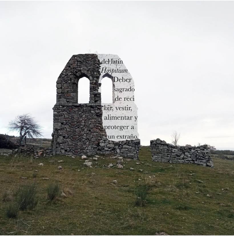 La artista Irene García-Inés realiza una intervención sobre la espadaña de Foncebadón donde se recuerda a la vecina que nunca abandonó el rural y que defendió el patrimonio del pueblo por encima de cualquier autoridad