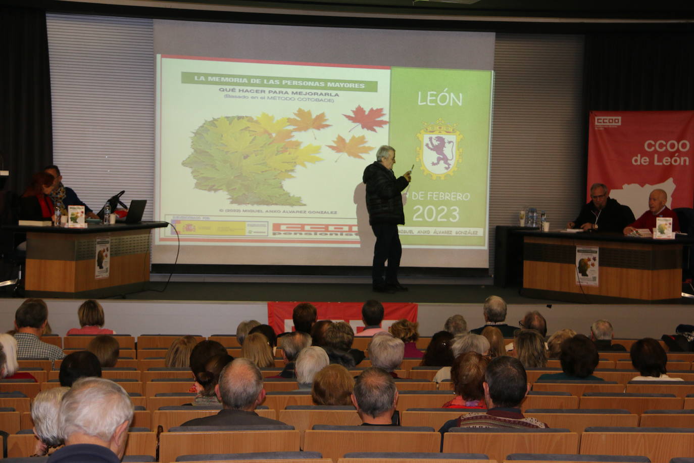 Presentación del libro en el salón de actos del Ayuntamiento de Ordoño II. 