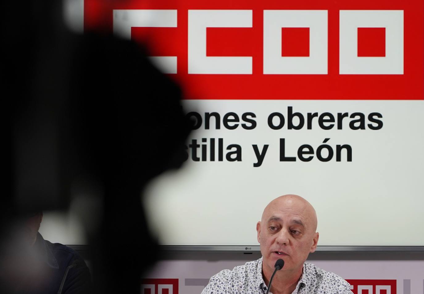 El secretario de Acción Sindical, Salud Laboral y Medio Ambiente de CCOO Castilla y León, Fernando Fraile, y el coordinador del Área Salud Laboral, Javier Mielgo, ofrecen una rueda de prensa para analizar los datos de siniestralidad laboral correspondientes a 2022.