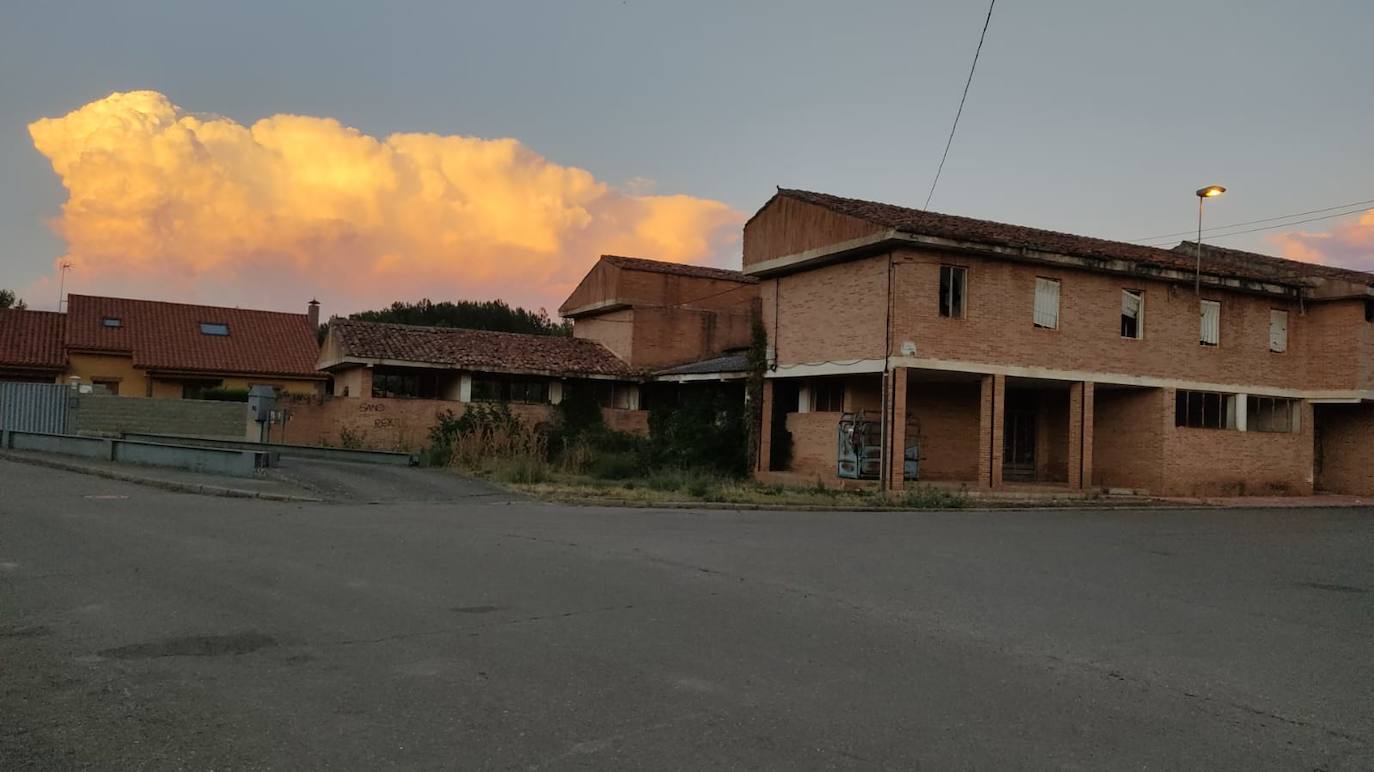 El derrumbe del antiguo colegio de Gradefes.