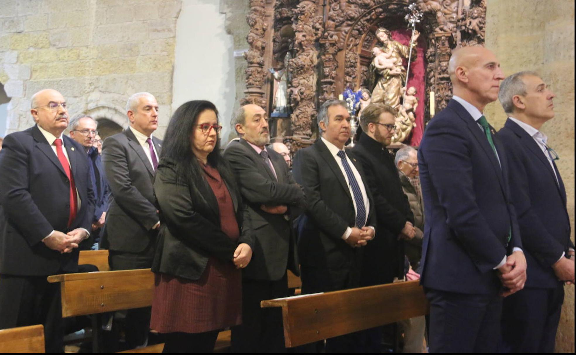 La nueva estructura de la Junta Mayor de Semana Santa toma posesión de su cargo en la iglesia del Mercado, junto a las autoridades municipales.