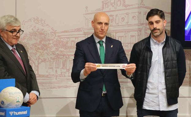 Manolo Cadenas, durante un partido en el Palacio de los Deportes. 