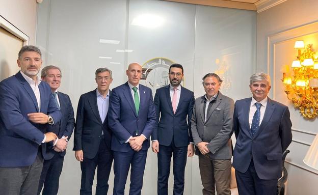 Foto de familia en la embajada de Catar, este jueves, con representantes empresariales y de la universidad. 