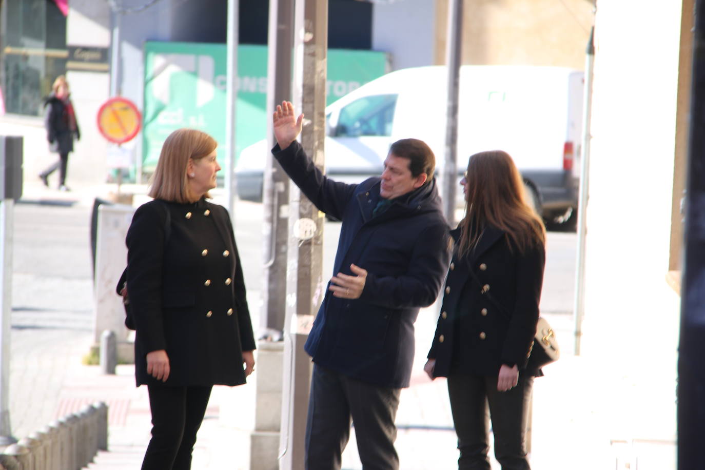 El presidente del PP de Castilla y León hace una ruta caminando por el centro de la capital leonesa en esta jornada de jueves.