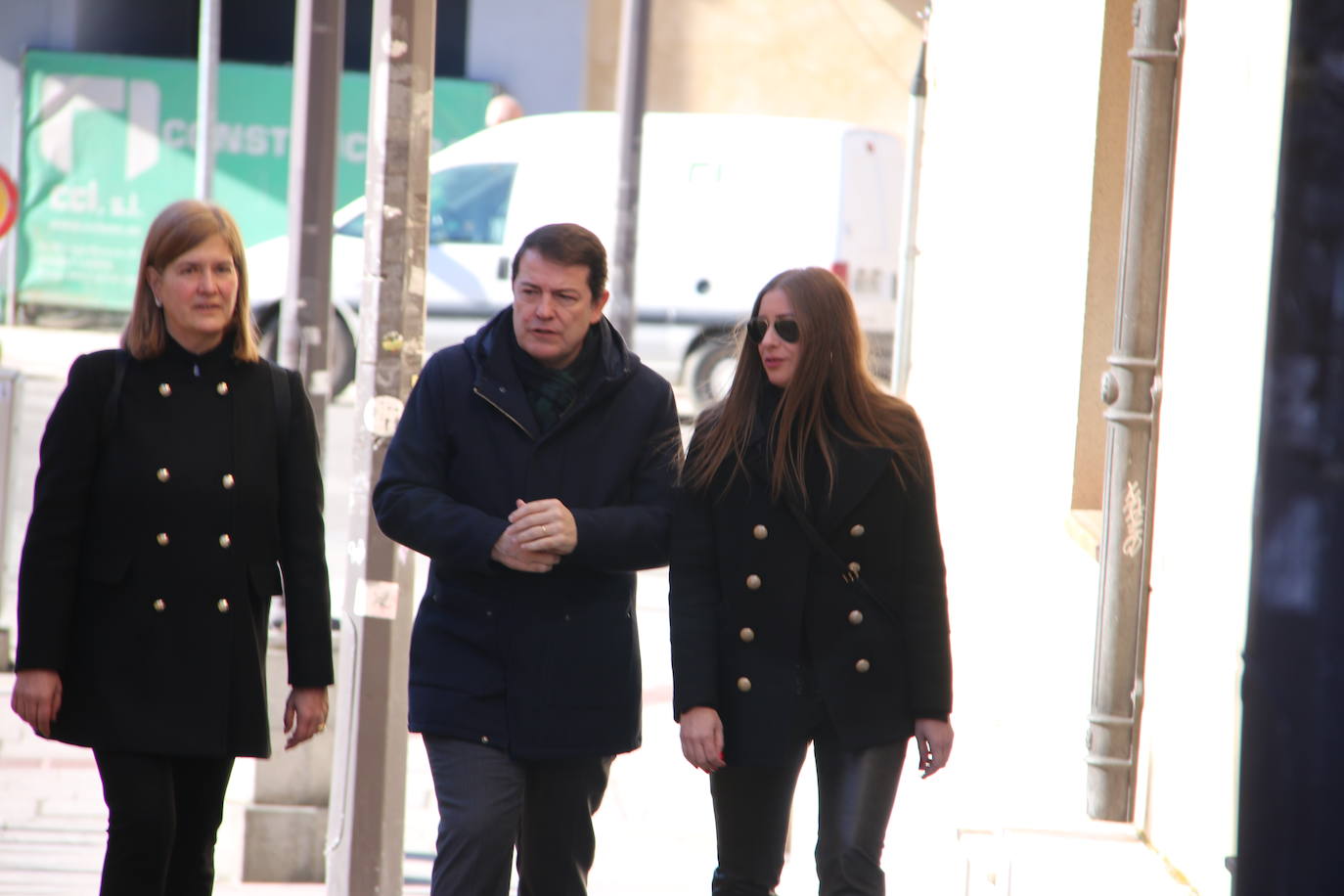 El presidente del PP de Castilla y León hace una ruta caminando por el centro de la capital leonesa en esta jornada de jueves.