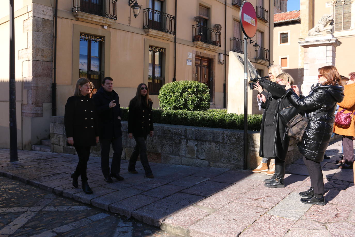 El presidente del PP de Castilla y León hace una ruta caminando por el centro de la capital leonesa en esta jornada de jueves.