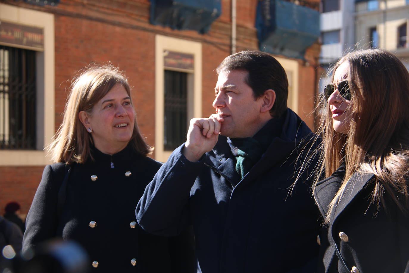 El presidente del PP de Castilla y León hace una ruta caminando por el centro de la capital leonesa en esta jornada de jueves.