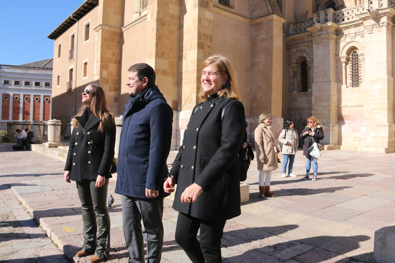 El presidente del PP de Castilla y León hace una ruta caminando por el centro de la capital leonesa en esta jornada de jueves.