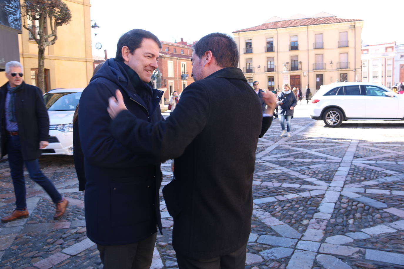 El presidente del PP de Castilla y León hace una ruta caminando por el centro de la capital leonesa en esta jornada de jueves.