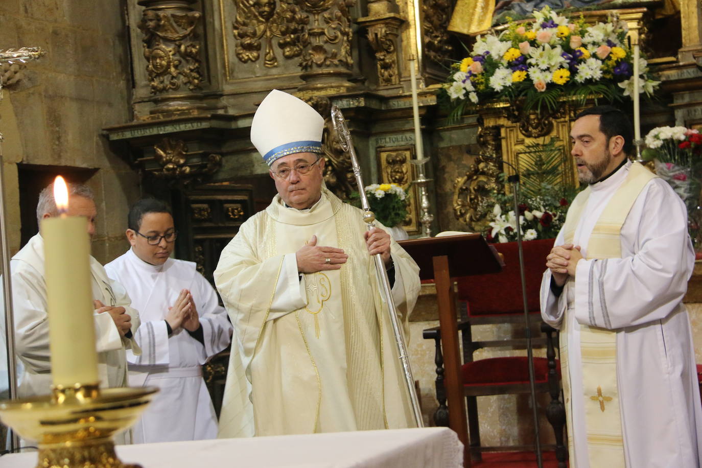 El acto se desarrolló en una repleta iglesia del Mercado, con motivo de la fiesta parroquial.