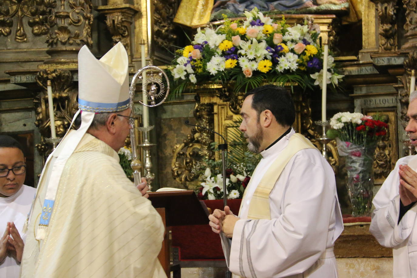 El acto se desarrolló en una repleta iglesia del Mercado, con motivo de la fiesta parroquial.