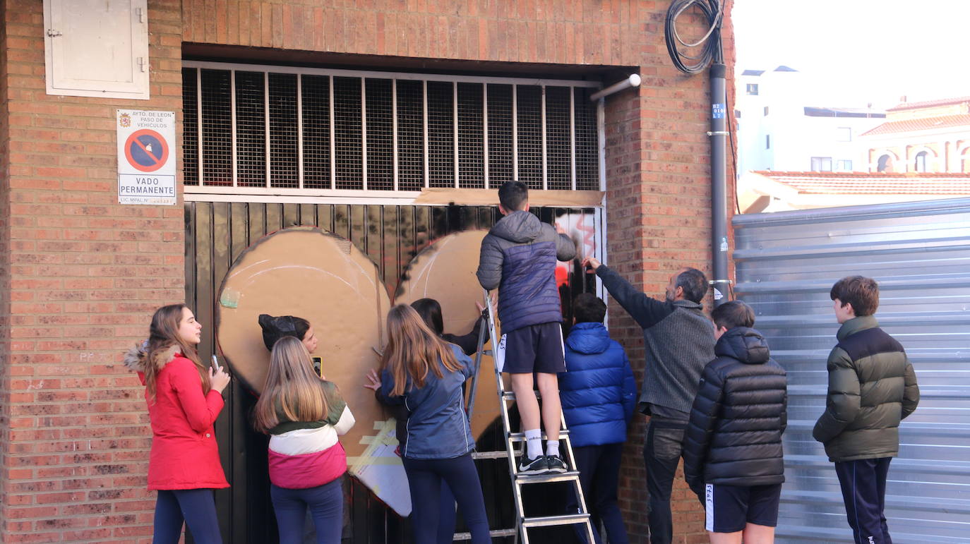 Los alumnos de Maristas dan un último repaso al corazón gigante.