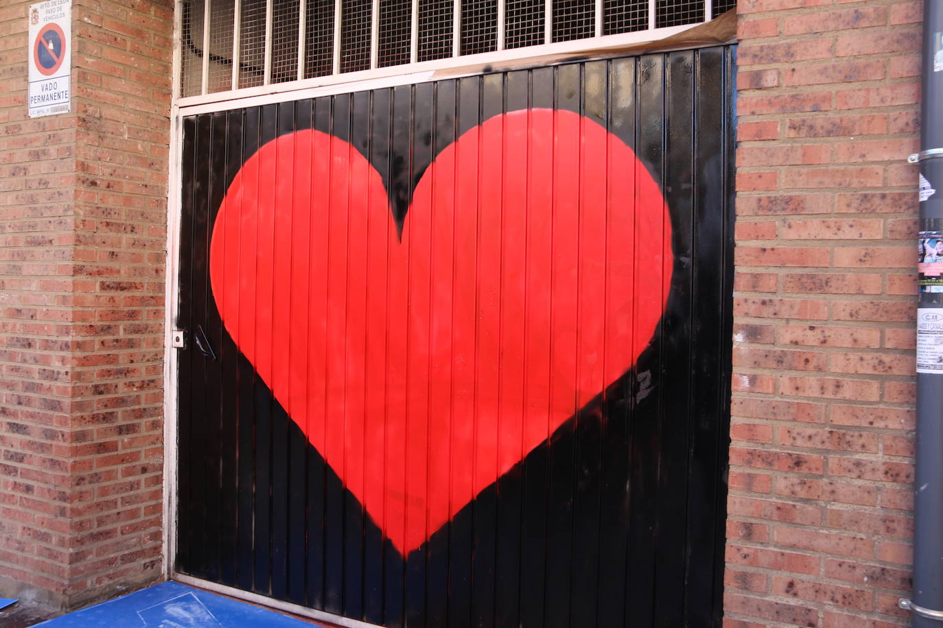 Los alumnos de Maristas dan un último repaso al corazón gigante.