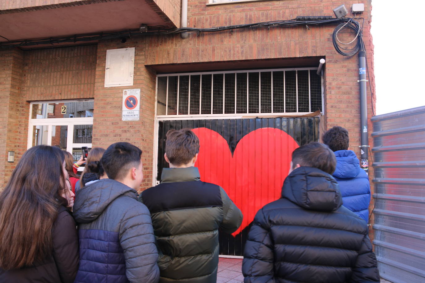 Los alumnos de Maristas dan un último repaso al corazón gigante.