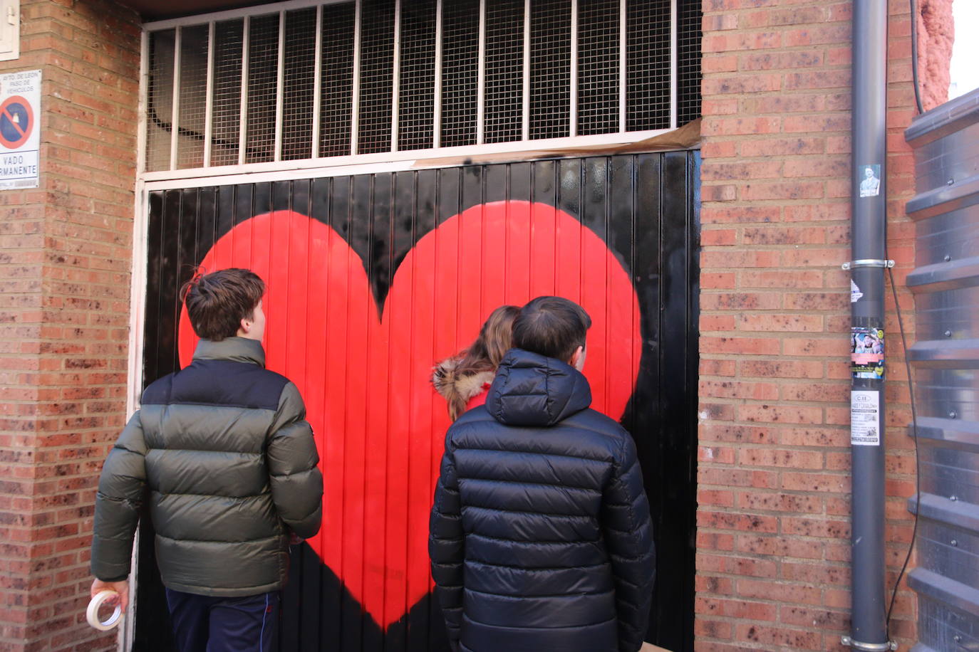 Los alumnos de Maristas dan un último repaso al corazón gigante.