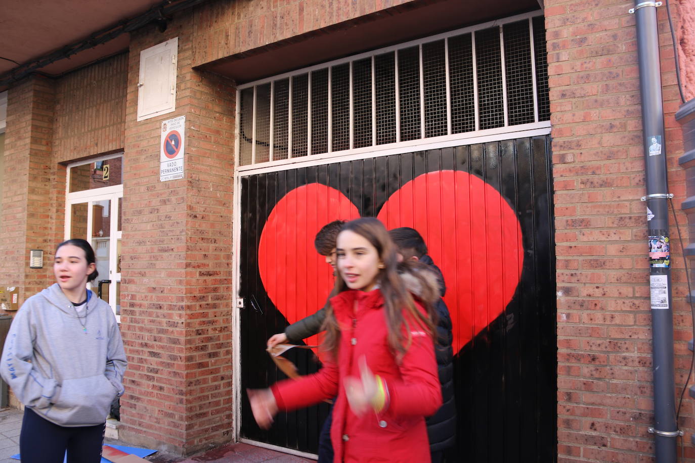 Los alumnos de Maristas dan un último repaso al corazón gigante.