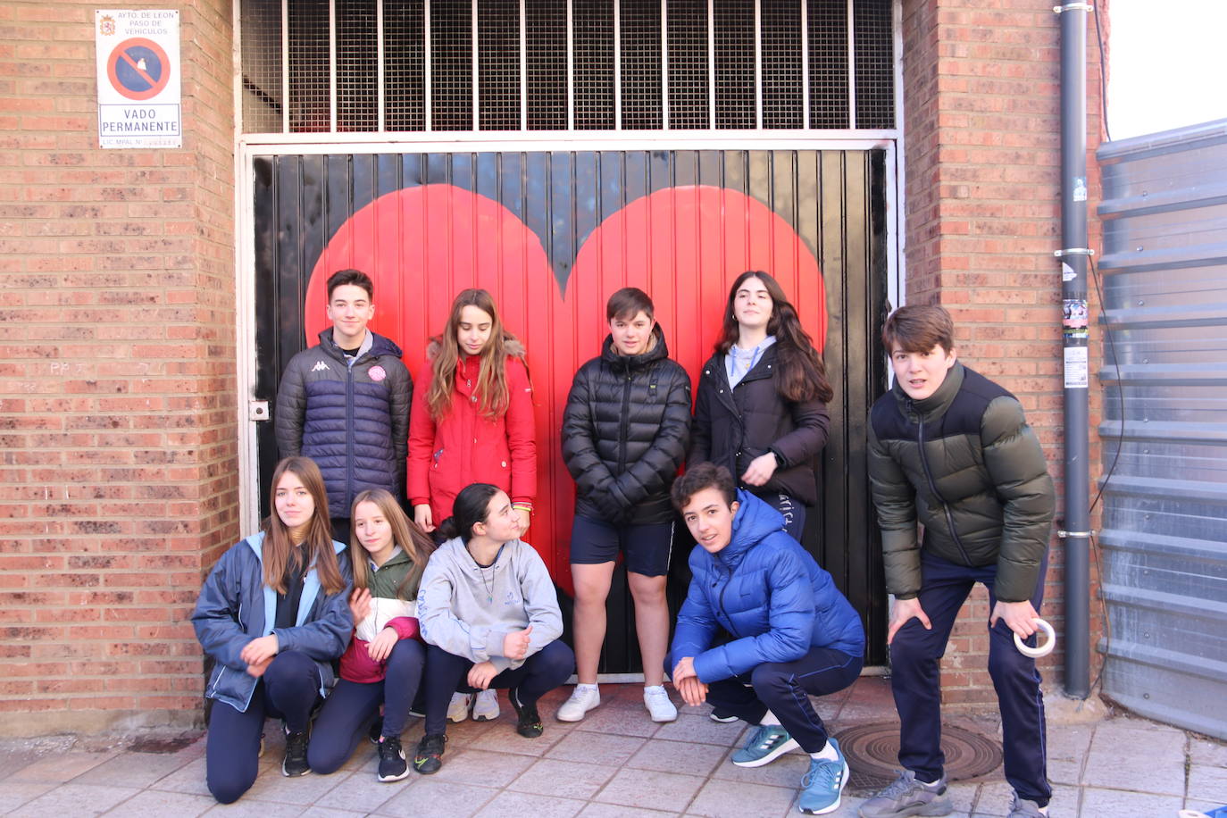 Los alumnos de Maristas dan un último repaso al corazón gigante.