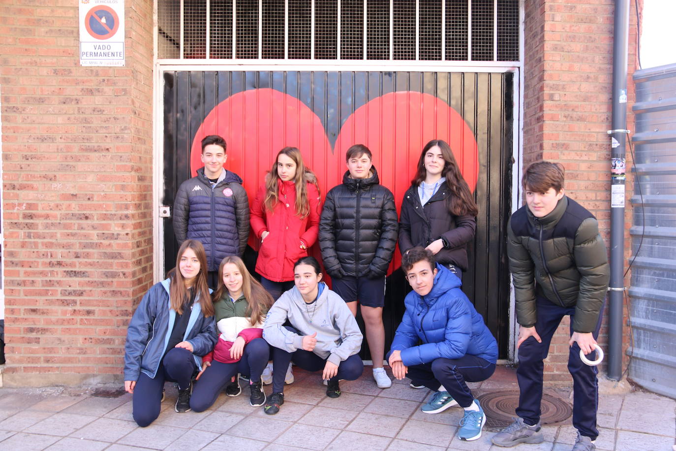 Los alumnos de Maristas dan un último repaso al corazón gigante.