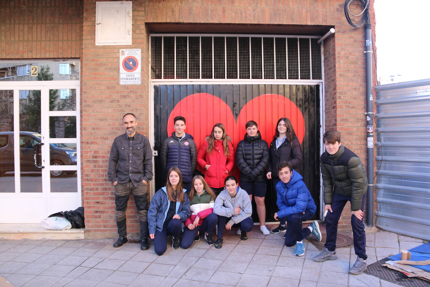 Los alumnos de Maristas dan un último repaso al corazón gigante.