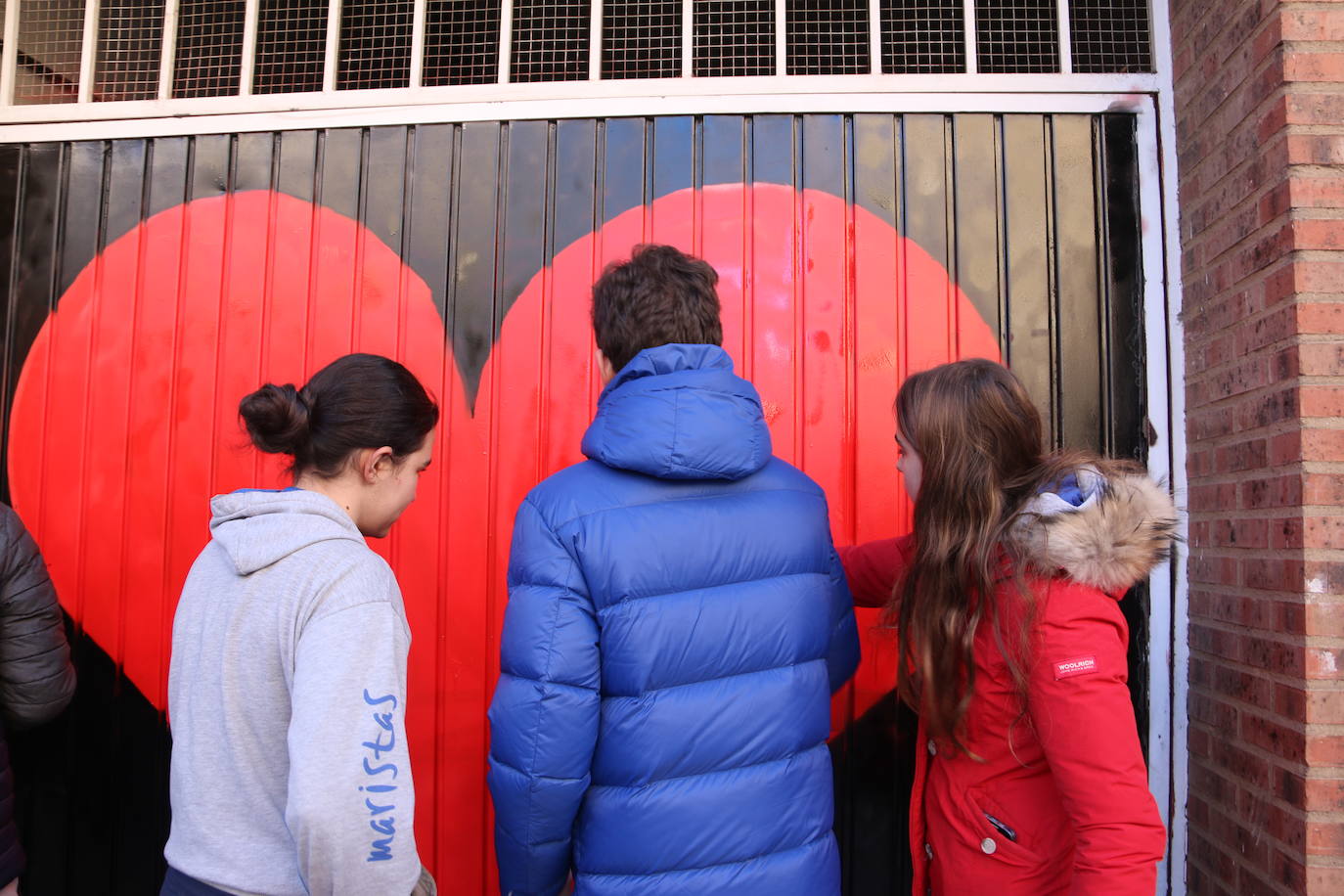 Los alumnos de Maristas dan un último repaso al corazón gigante.