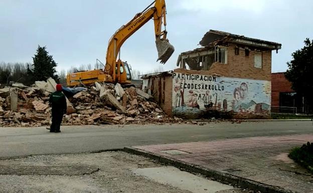 La demolición del antiguo colegio de Gradefes para convertirlo en una residencia de ancianos.