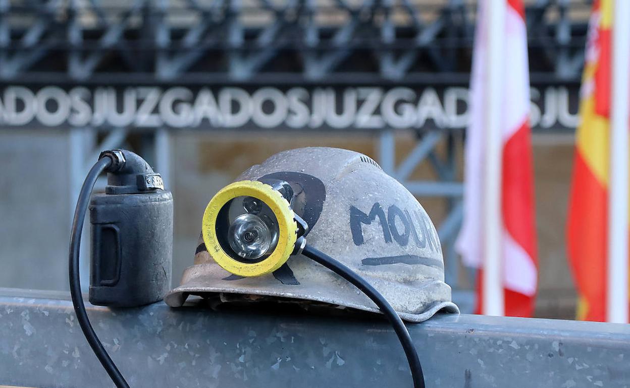 El casco de uno de los mineros fallecidos ante los Juzgados de León en la jornada del martes 7 de febrero. 