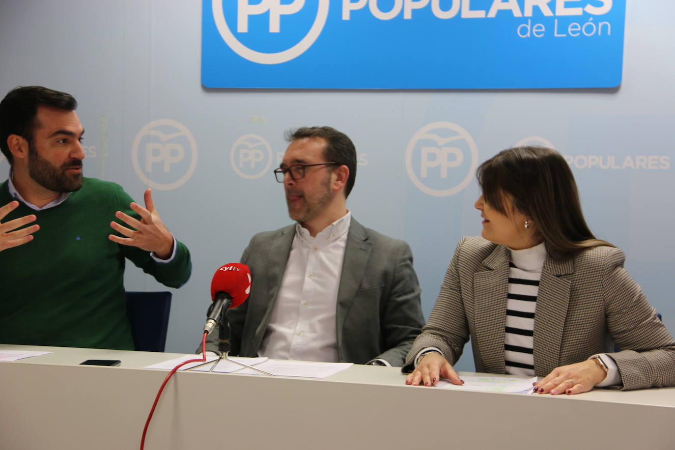 Rueda de prensa de los procuradores del PP de León.