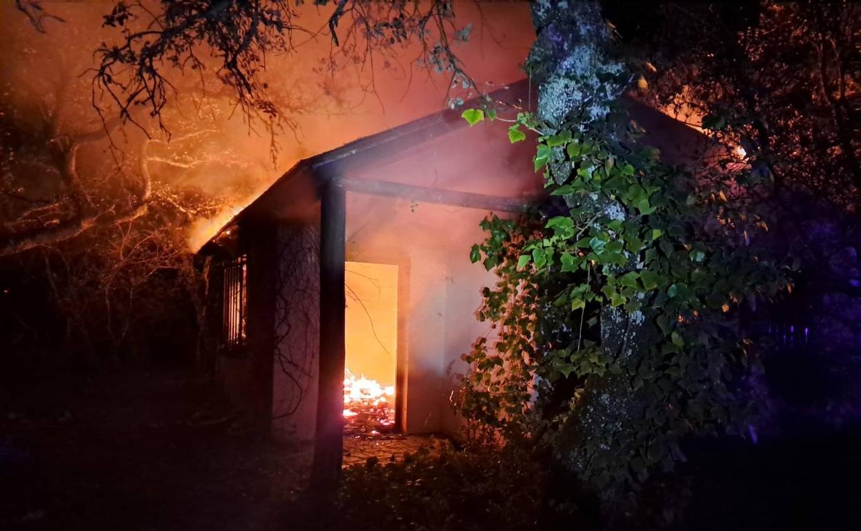 Elfuego arrasa una vivienda en el término municipal de Cubillos del Sil. 