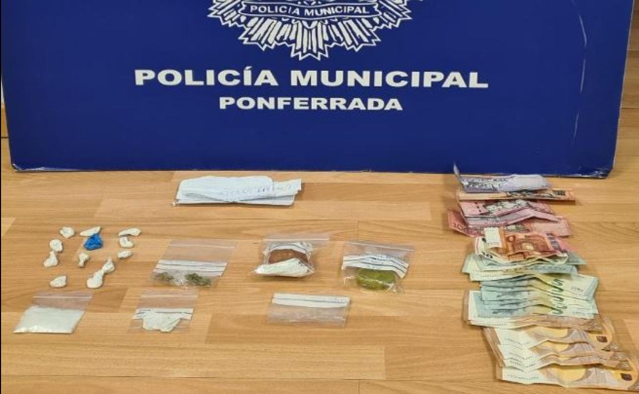 Productos y dinero incautados en el registro de la Policía Municipal de Ponferrada. 