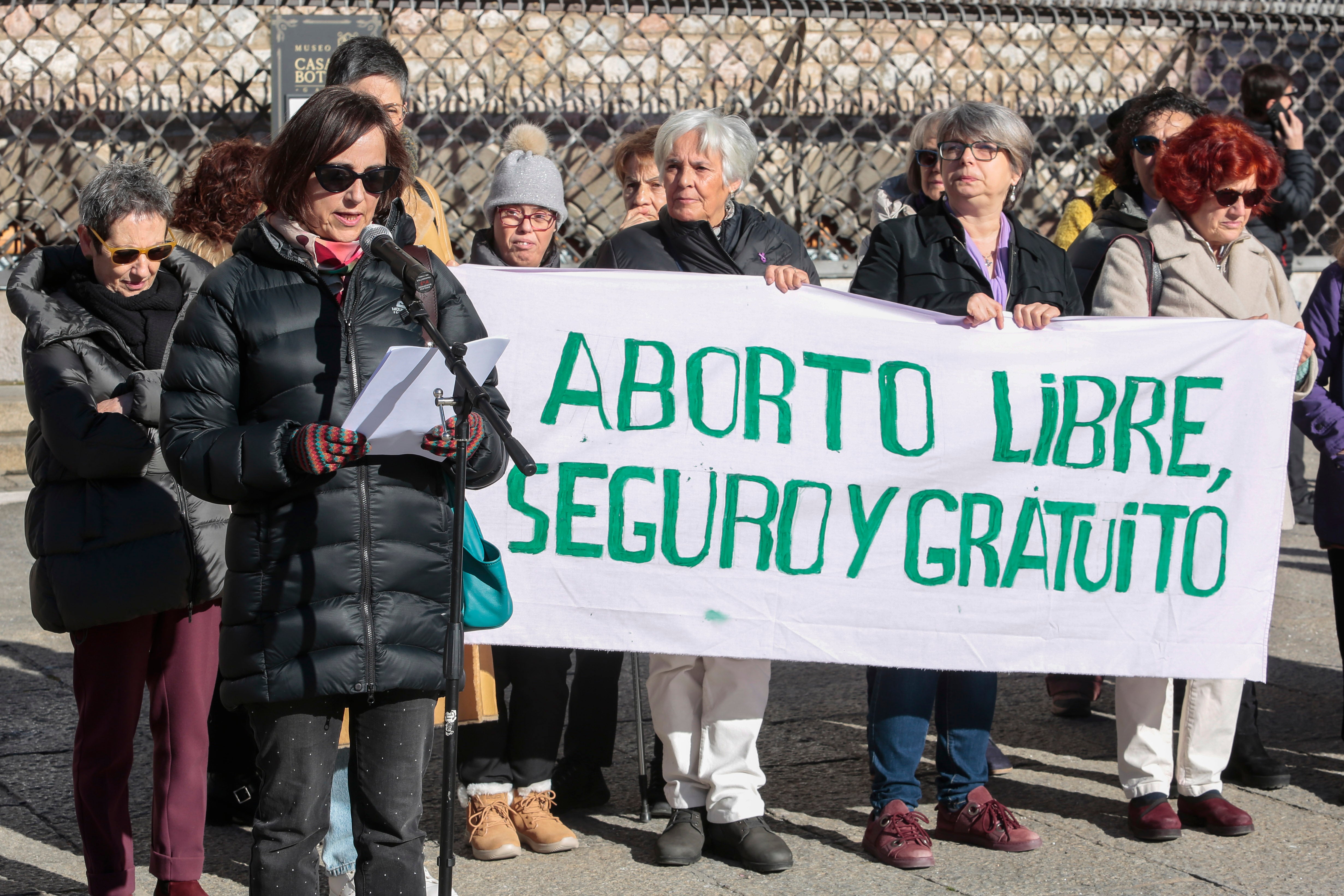 Concentración del Movimiento Feminista de León para denunciar las políticas «misóginas» de la Junta de Castilla y León