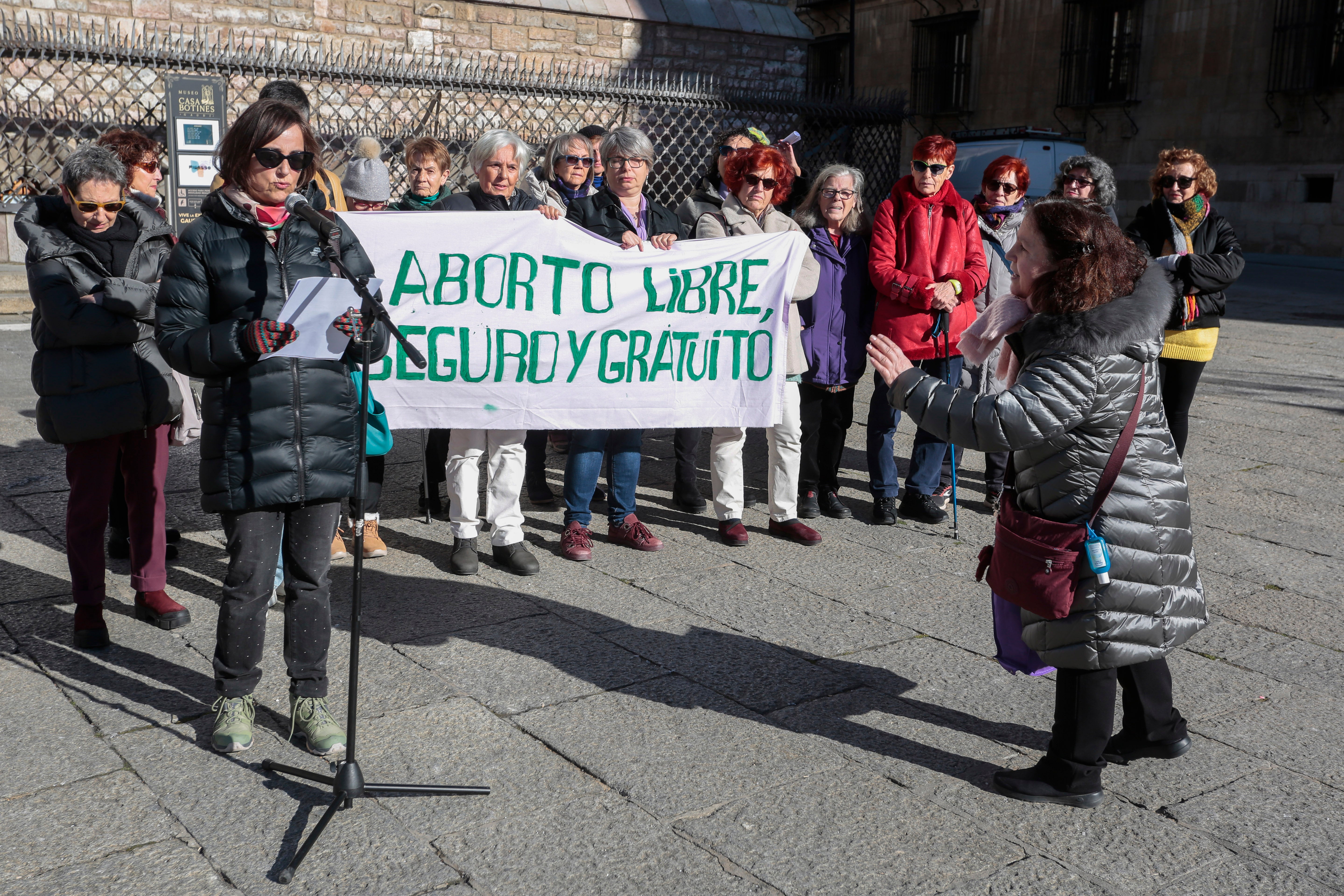 Concentración del Movimiento Feminista de León para denunciar las políticas «misóginas» de la Junta de Castilla y León