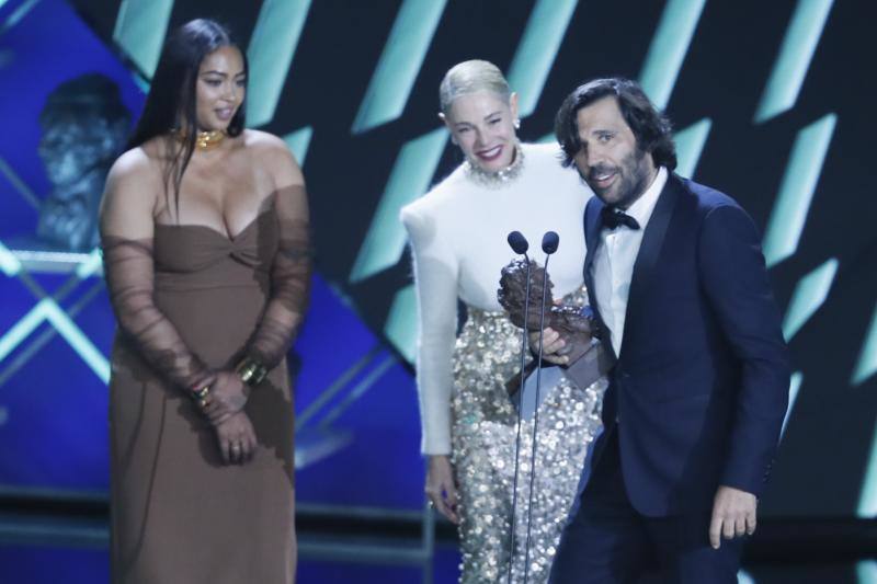 Enrique Costa recibe el premio a la mejor película europea en nombre de los realizadores de la cinta noruega 'La peor persona del mundo'. 