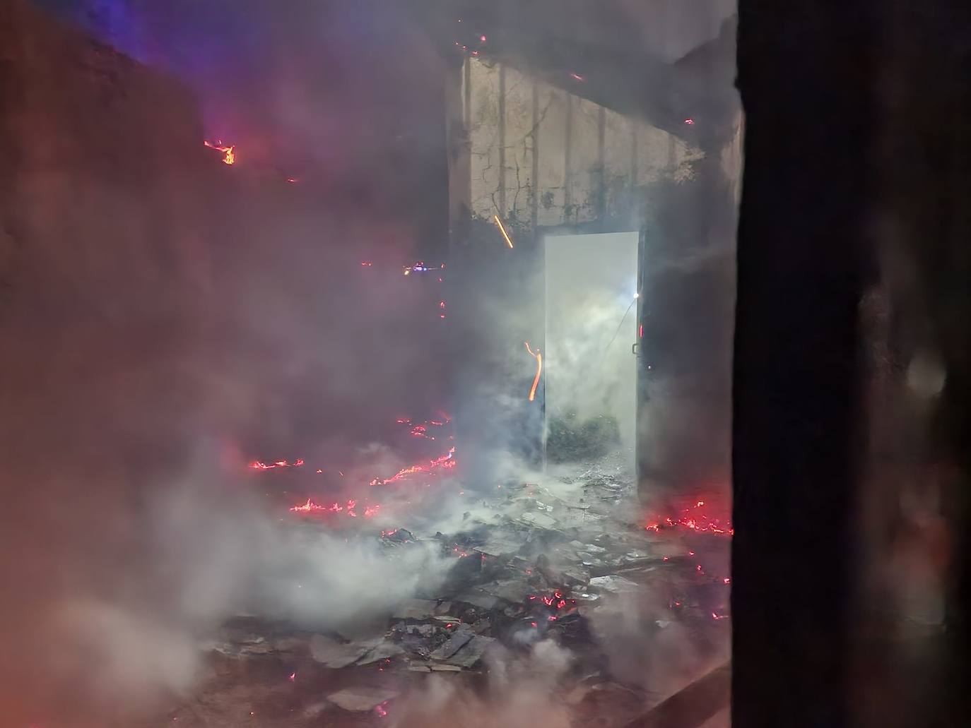Fotos: Un fuego en una vivienda de El Bierzo