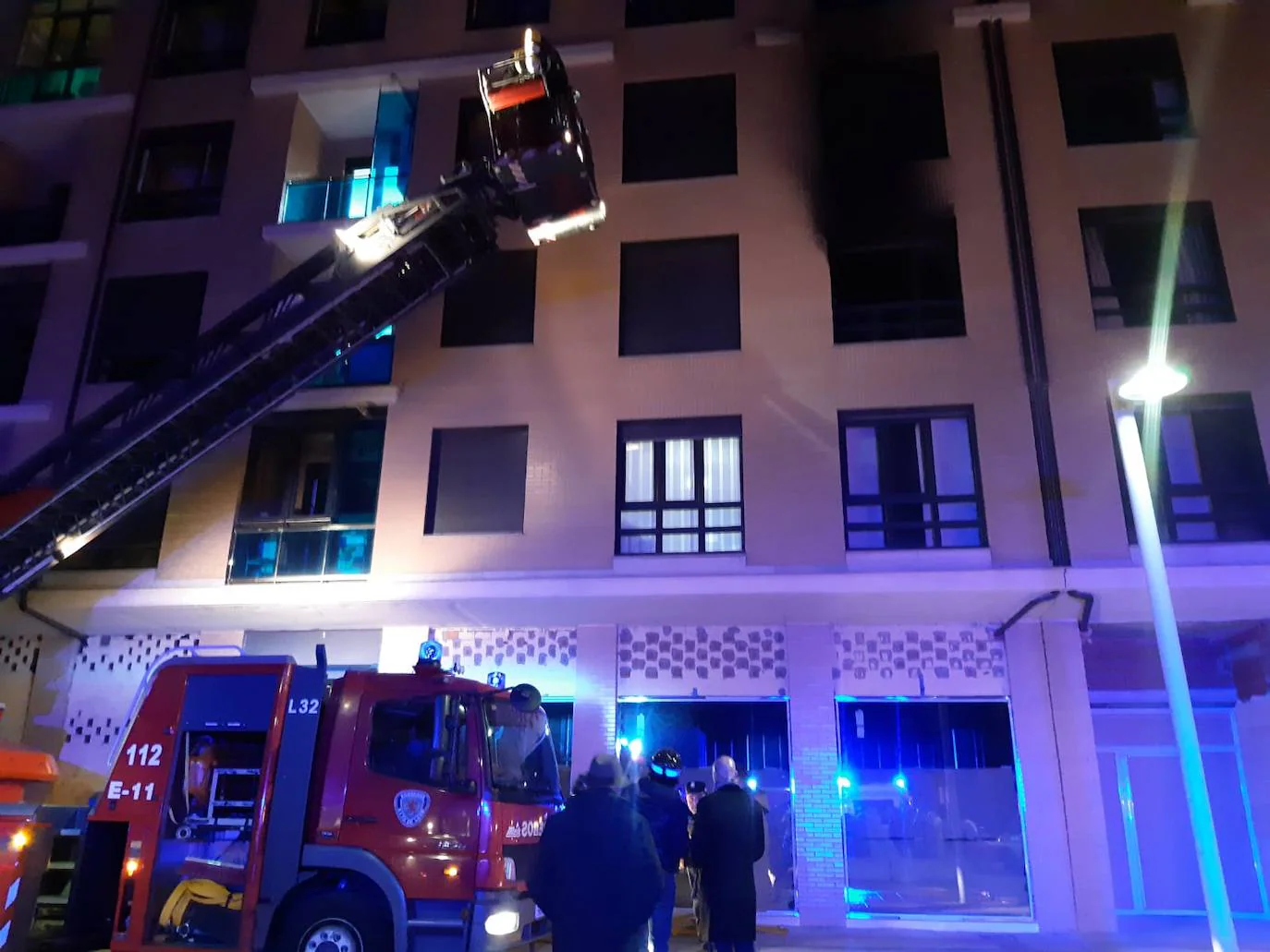 Efectivos de Bomberos, Policía Local y Policía Nacional actúan tras una explosión de gas en un inmueble de León. 