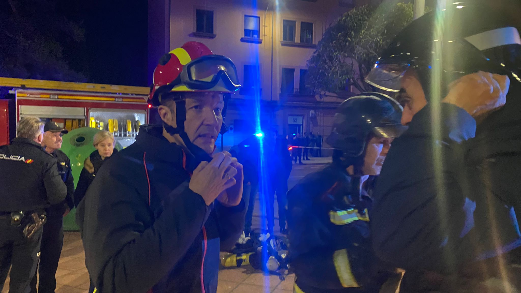 Efectivos de Bomberos, Policía Local y Policía Nacional actúan tras una explosión de gas en un inmueble de León. 