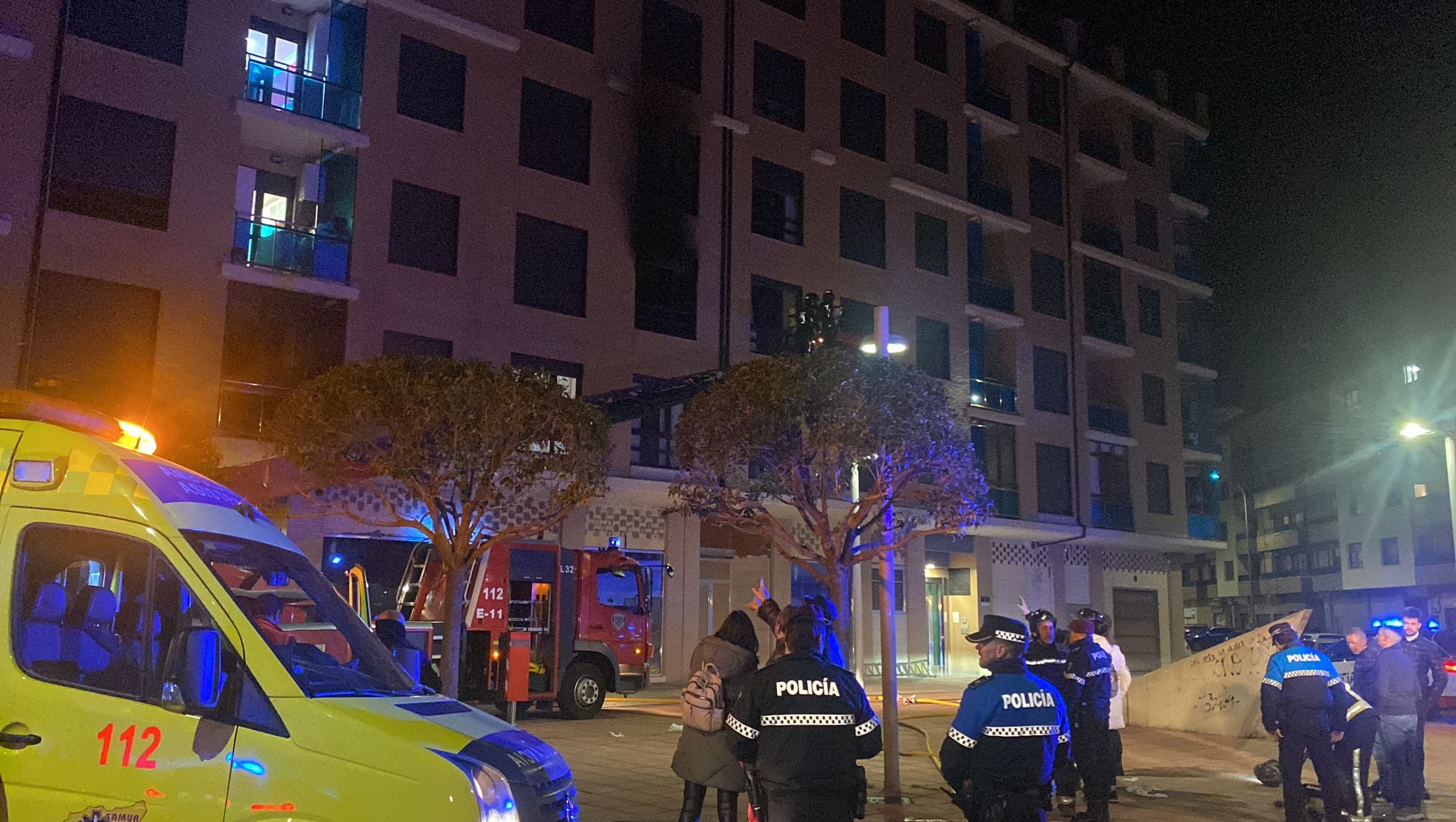 Efectivos de Bomberos, Policía Local y Policía Nacional actúan tras una explosión de gas en un inmueble de León. 