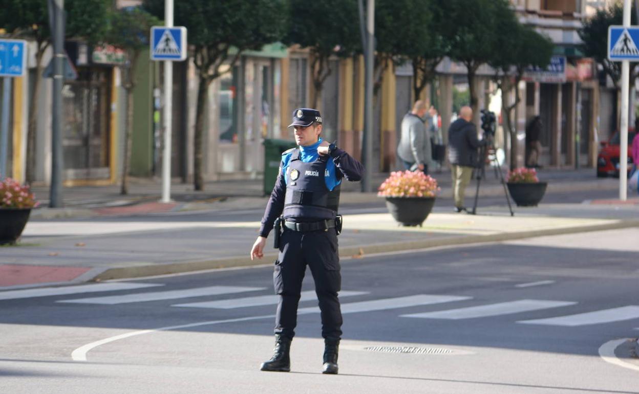Imagen de archivo de un Policía Local en un control de tráfico. 