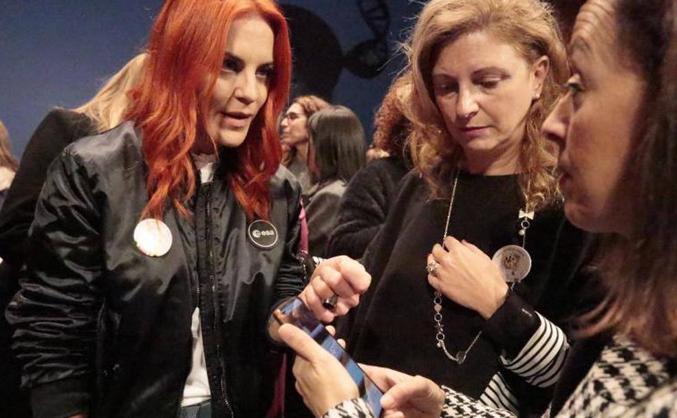 La astronauta española de la Agencia Espacial Europea (ESA), Sara García (i), y la alcaldesa de Castellón, Amparo Marco (d), durante la entrega de los primeros premios 'Alianza STEAM por el talento femenino, Niñas en pie de ciencia'