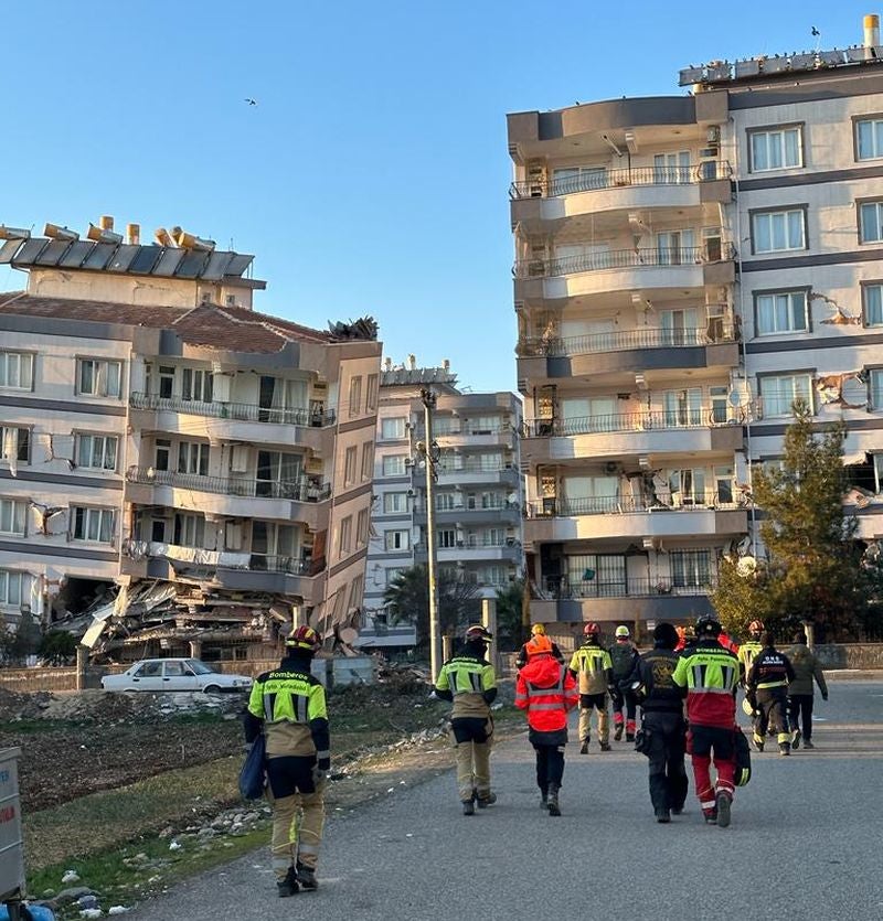 El bombero leonés Víctor Rodríguez regresa de Turquía con el orgullo del esfuerzo realizado y el lamento por la descoordinación en una lucha contrarreloj. Ha colaborado con la ONG Acción Norte en el rescate y auxilio de la población. «No hemos parado de buscar a personas con vida, pero no ha habido suerte», asegura.