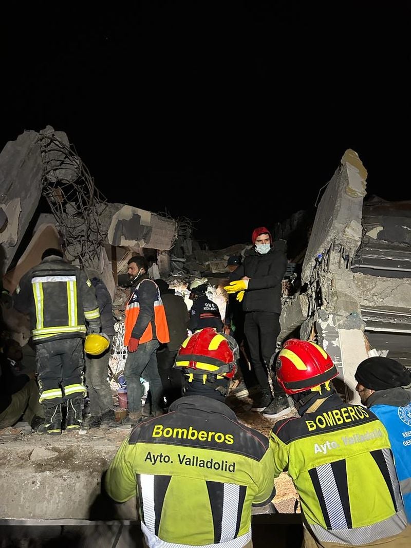 El bombero leonés Víctor Rodríguez regresa de Turquía con el orgullo del esfuerzo realizado y el lamento por la descoordinación en una lucha contrarreloj. Ha colaborado con la ONG Acción Norte en el rescate y auxilio de la población. «No hemos parado de buscar a personas con vida, pero no ha habido suerte», asegura.