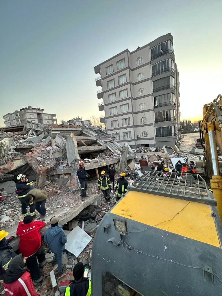 El bombero leonés Víctor Rodríguez regresa de Turquía con el orgullo del esfuerzo realizado y el lamento por la descoordinación en una lucha contrarreloj. Ha colaborado con la ONG Acción Norte en el rescate y auxilio de la población. «No hemos parado de buscar a personas con vida, pero no ha habido suerte», asegura.