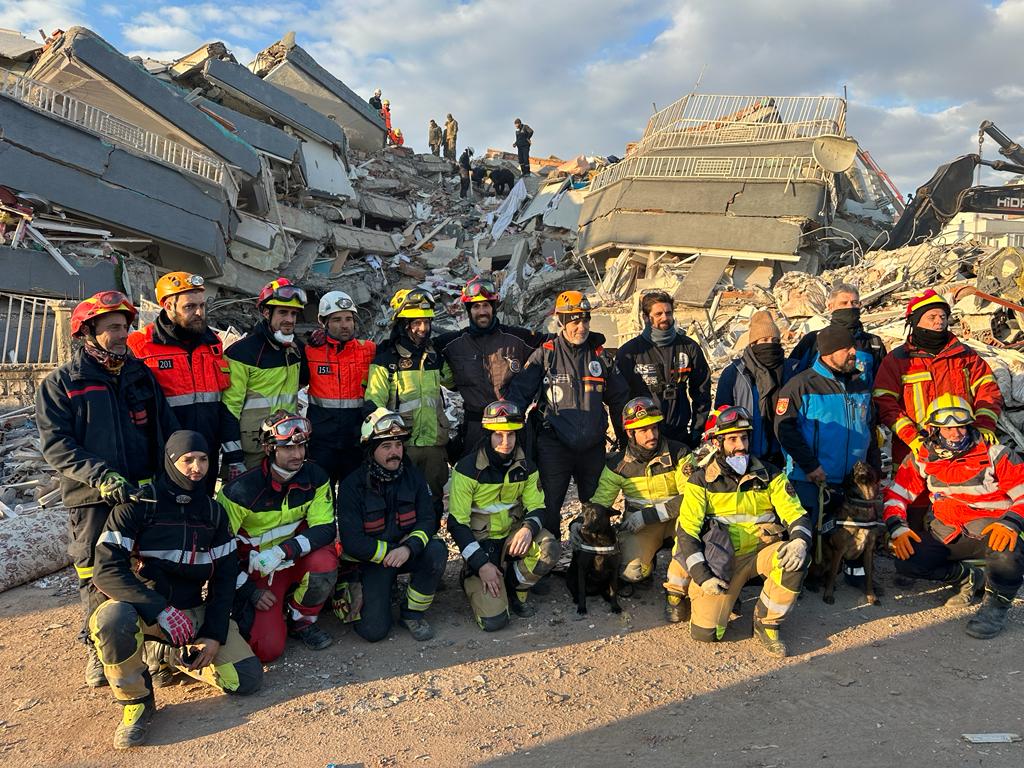 El bombero leonés Víctor Rodríguez regresa de Turquía con el orgullo del esfuerzo realizado y el lamento por la descoordinación en una lucha contrarreloj. Ha colaborado con la ONG Acción Norte en el rescate y auxilio de la población. «No hemos parado de buscar a personas con vida, pero no ha habido suerte», asegura.