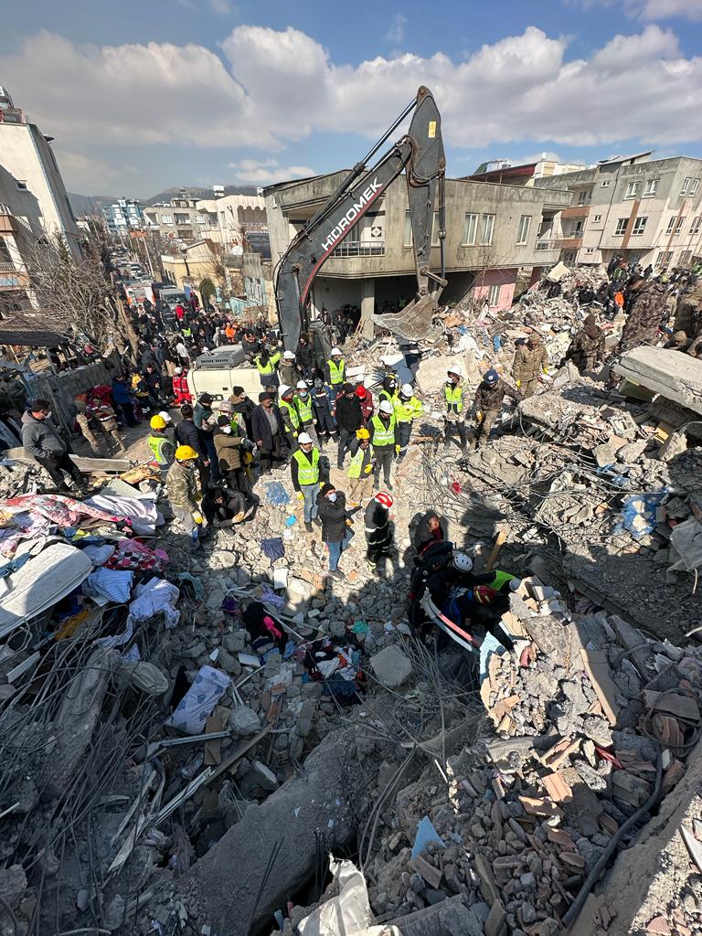 El bombero leonés Víctor Rodríguez regresa de Turquía con el orgullo del esfuerzo realizado y el lamento por la descoordinación en una lucha contrarreloj. Ha colaborado con la ONG Acción Norte en el rescate y auxilio de la población. «No hemos parado de buscar a personas con vida, pero no ha habido suerte», asegura.