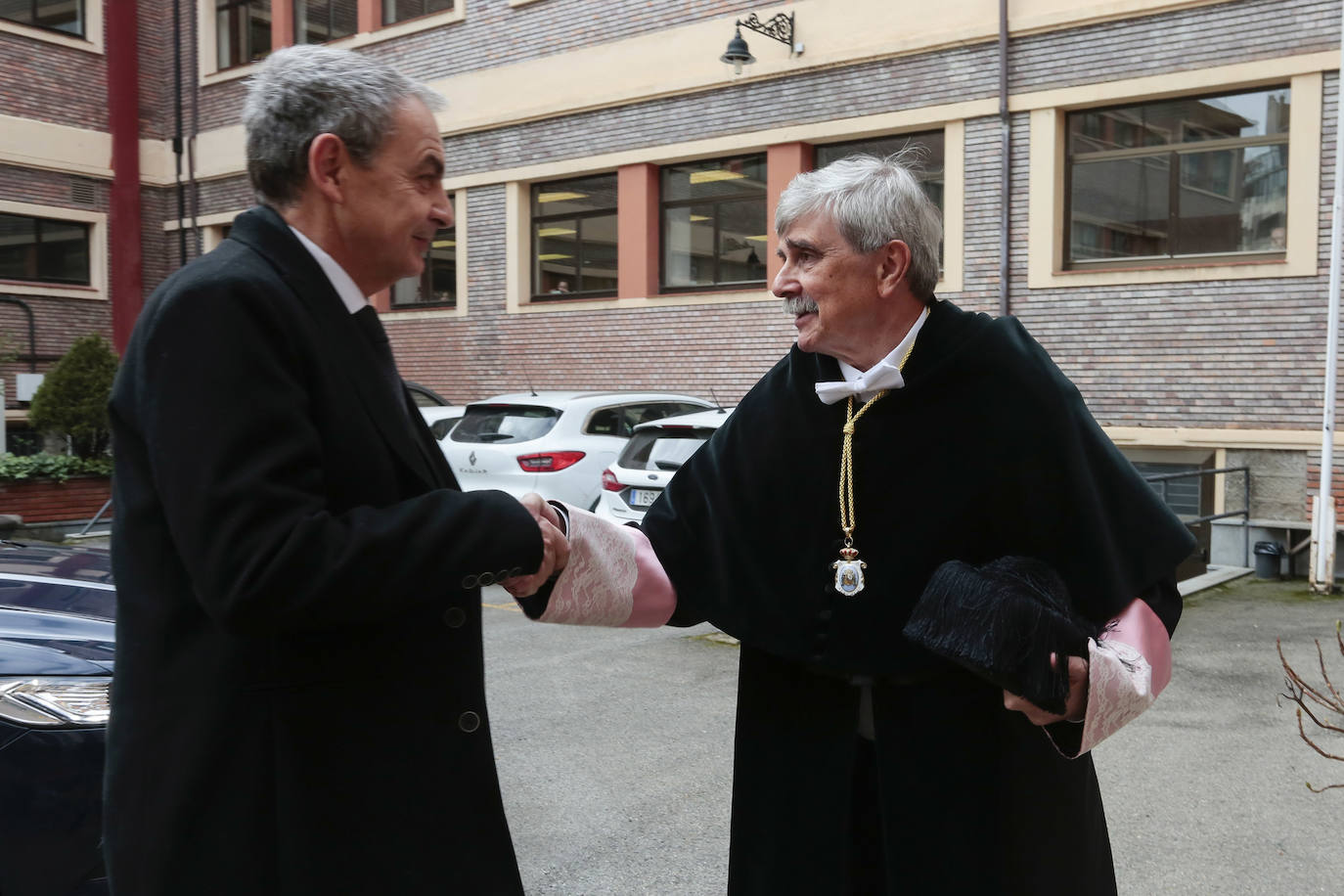 El expresidente del gobierno y exalumno y profesor de la Universidad de León es reconocido como doctor 'honoris causa' en un emotivo acto que marca «una de las páginas más satisfactorias en mi biografía política y personal». «Un país es lo que sin sus universidades. Si investigan y trabajan ese país tiene garantizados su futuro, y eso es lo que hace la ULE».