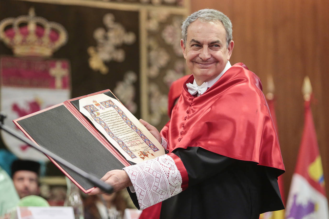 El expresidente del gobierno y exalumno y profesor de la Universidad de León es reconocido como doctor 'honoris causa' en un emotivo acto que marca «una de las páginas más satisfactorias en mi biografía política y personal». «Un país es lo que sin sus universidades. Si investigan y trabajan ese país tiene garantizados su futuro, y eso es lo que hace la ULE».