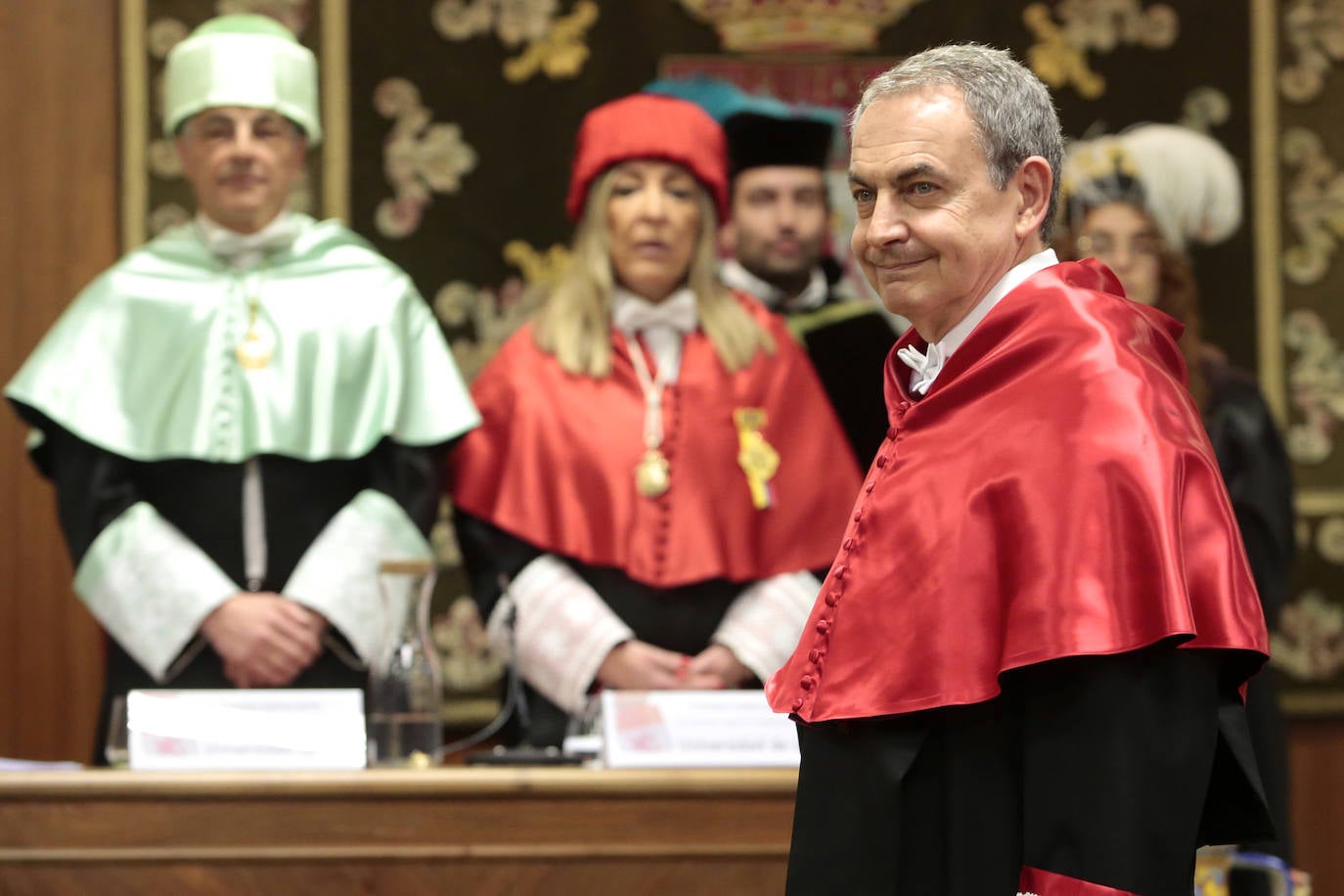 El expresidente del gobierno y exalumno y profesor de la Universidad de León es reconocido como doctor 'honoris causa' en un emotivo acto que marca «una de las páginas más satisfactorias en mi biografía política y personal». «Un país es lo que sin sus universidades. Si investigan y trabajan ese país tiene garantizados su futuro, y eso es lo que hace la ULE».