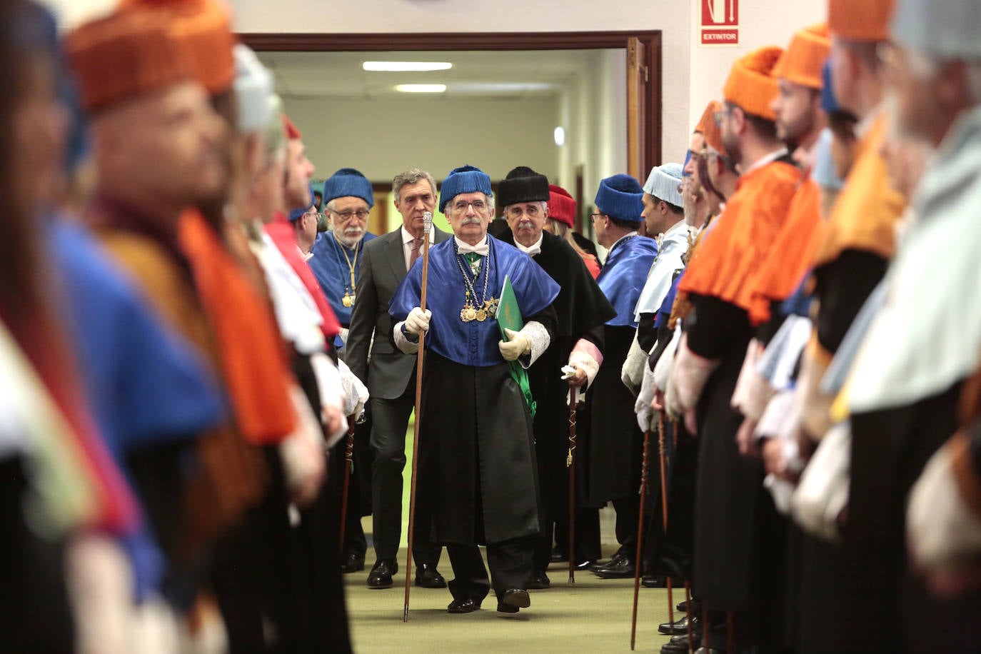 El expresidente del gobierno y exalumno y profesor de la Universidad de León es reconocido como doctor 'honoris causa' en un emotivo acto que marca «una de las páginas más satisfactorias en mi biografía política y personal». «Un país es lo que sin sus universidades. Si investigan y trabajan ese país tiene garantizados su futuro, y eso es lo que hace la ULE».