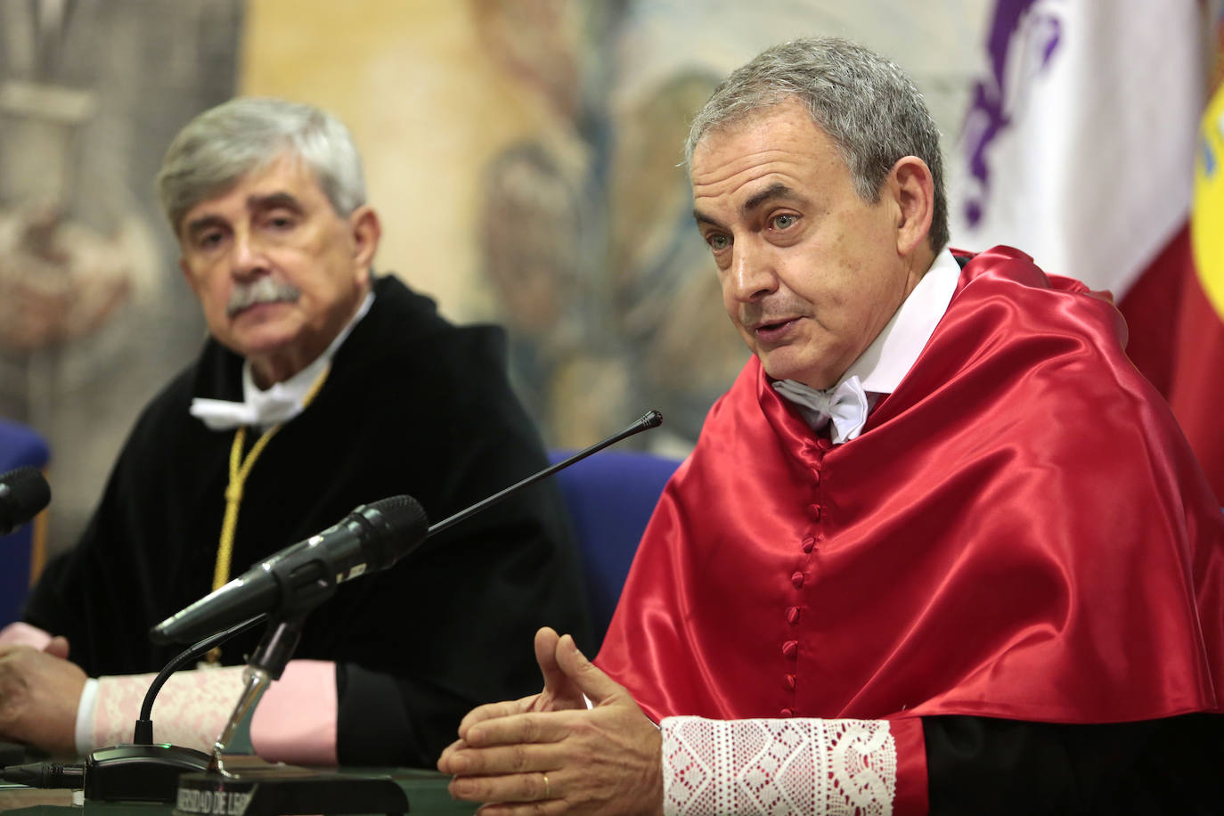 El expresidente del gobierno y exalumno y profesor de la Universidad de León es reconocido como doctor 'honoris causa' en un emotivo acto que marca «una de las páginas más satisfactorias en mi biografía política y personal». «Un país es lo que sin sus universidades. Si investigan y trabajan ese país tiene garantizados su futuro, y eso es lo que hace la ULE».