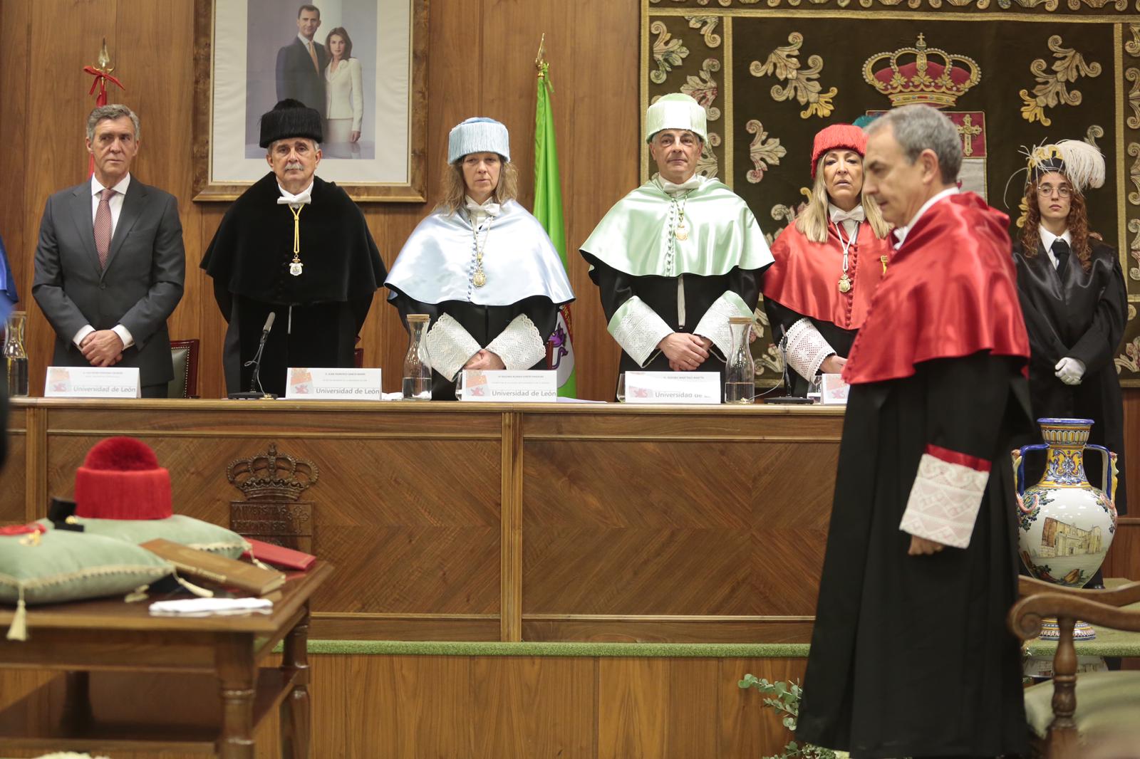 El expresidente del gobierno y exalumno y profesor de la Universidad de León es reconocido como doctor 'honoris causa' en un emotivo acto que marca «una de las páginas más satisfactorias en mi biografía política y personal». «Un país es lo que sin sus universidades. Si investigan y trabajan ese país tiene garantizados su futuro, y eso es lo que hace la ULE».